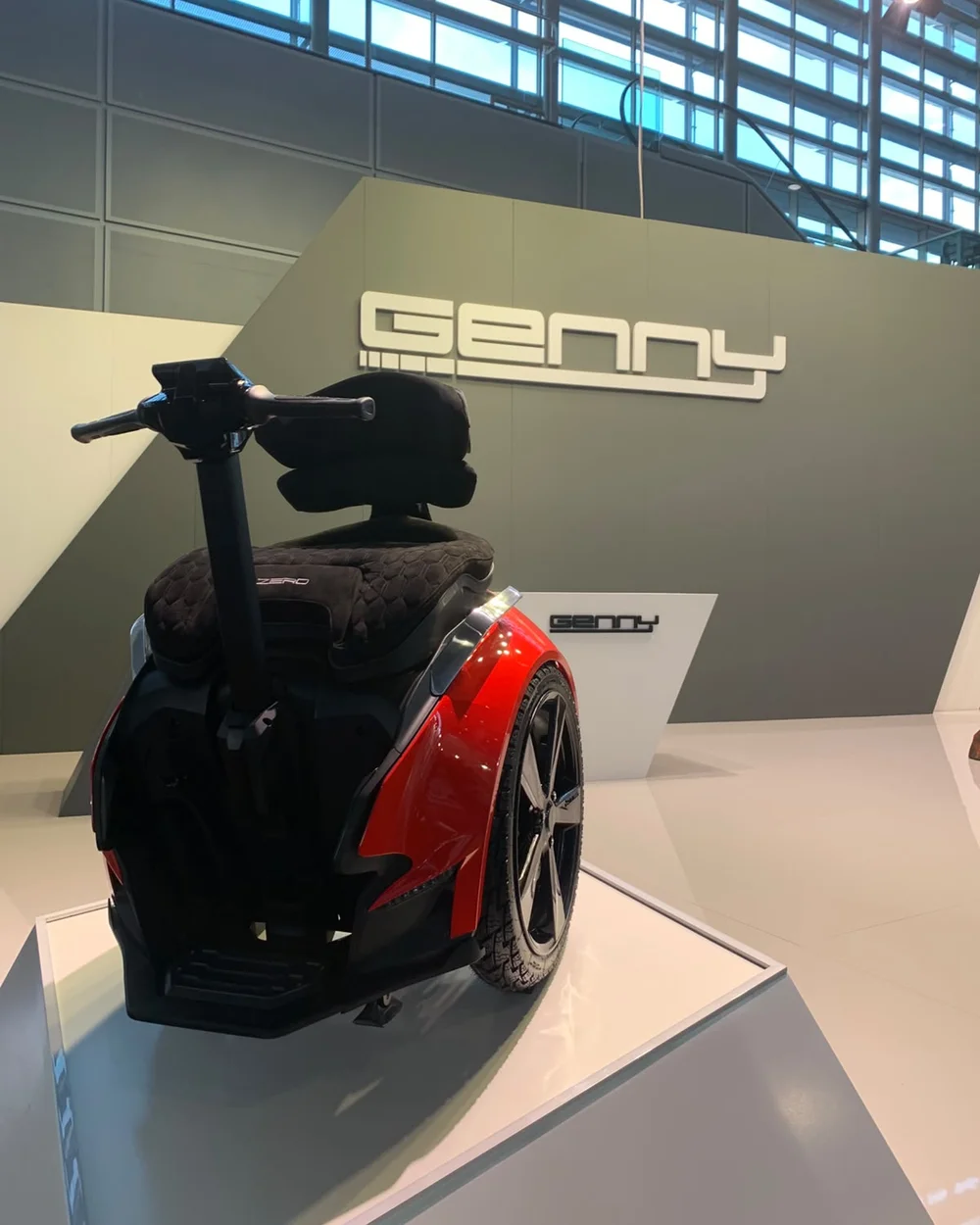 Genny Zero im Studio-Rot auf einem Podest am Genny-Mobility-Messestand
