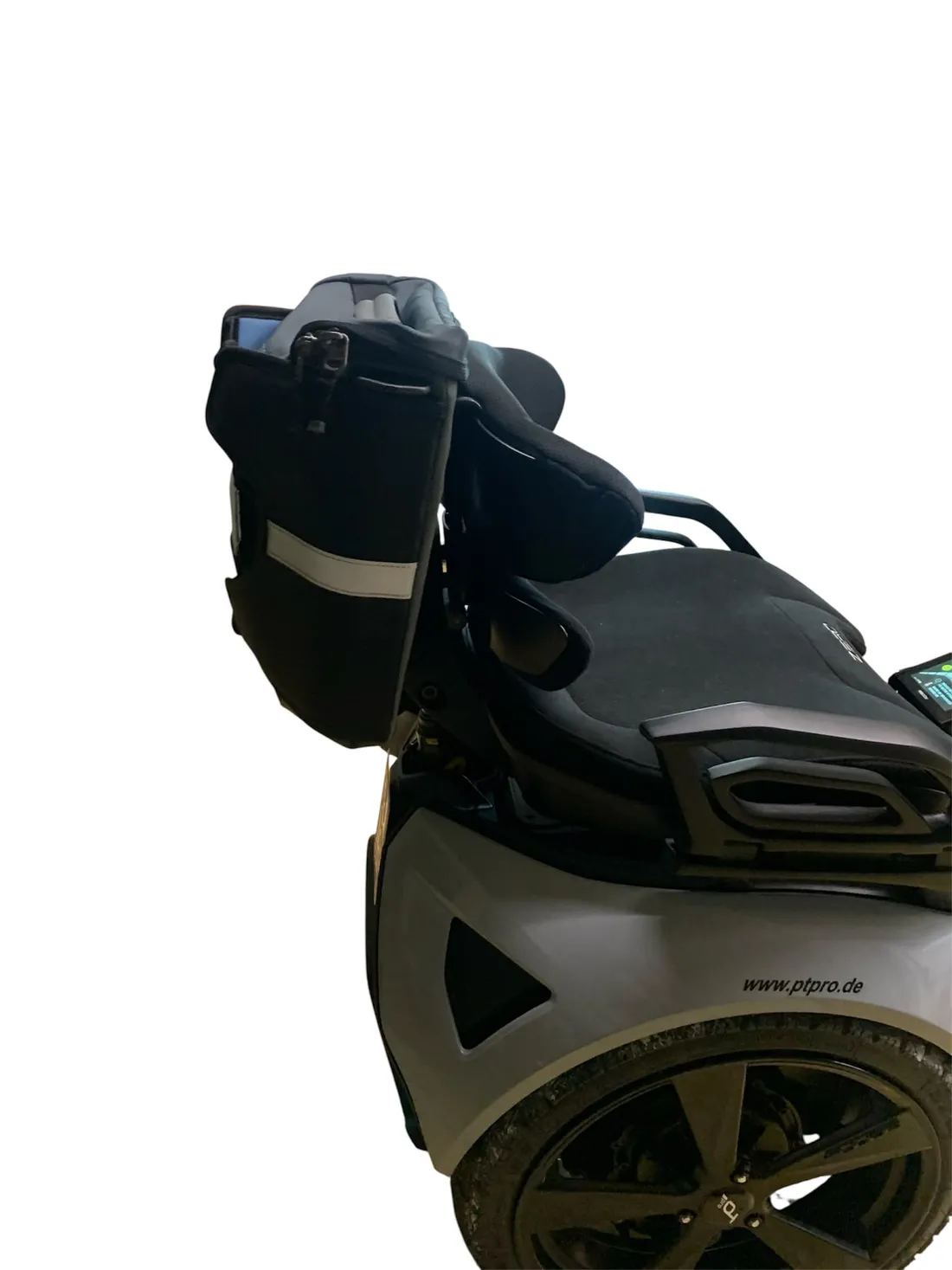 Vorhandene SEGWAY-Zubehörtasche am Rückenlehnenbereich der Genny Zero, seitliche Ansicht