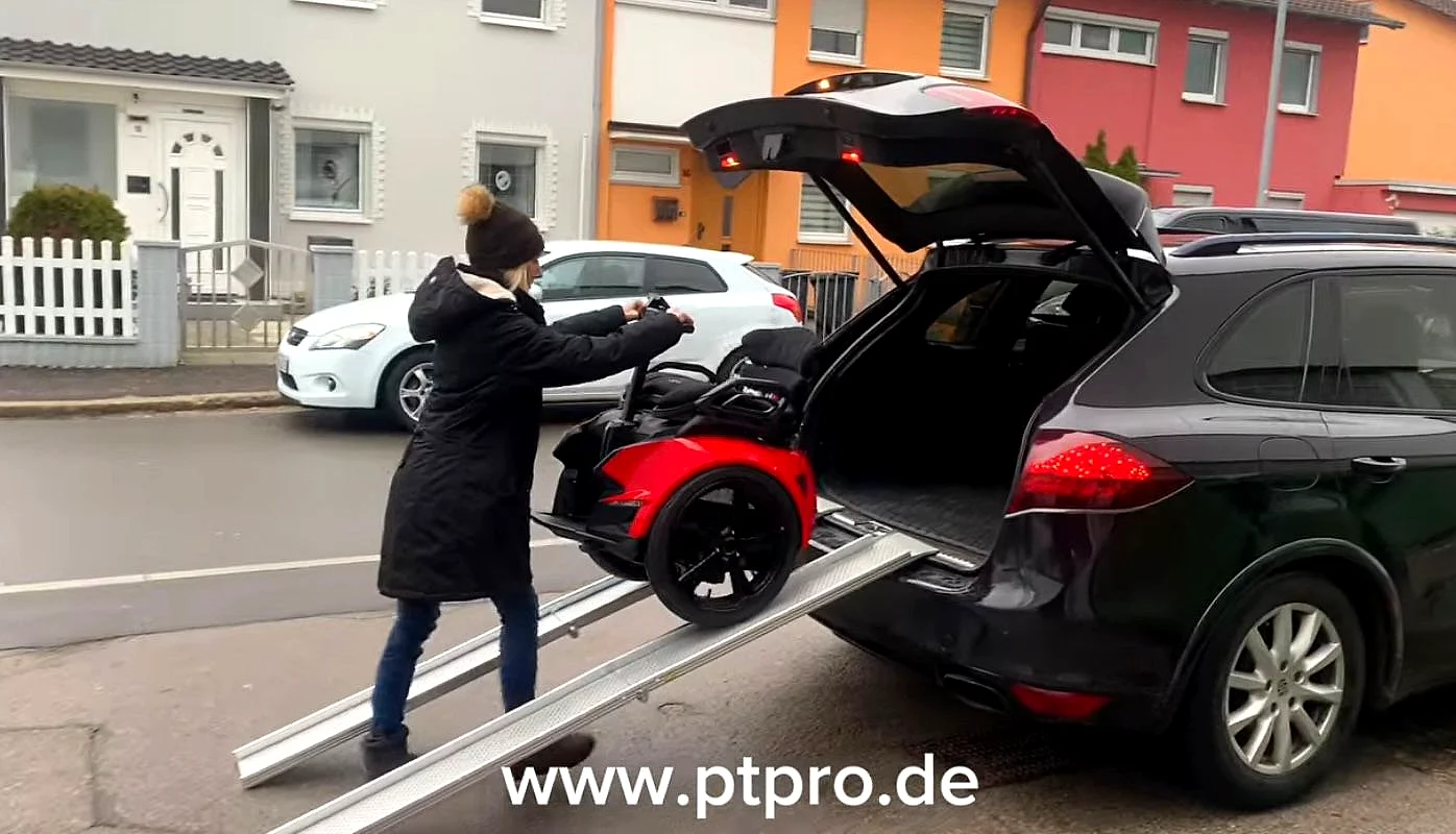 Genny Zero fährt mit eigener Motorkraft über Auffahrrampen in einen SUV