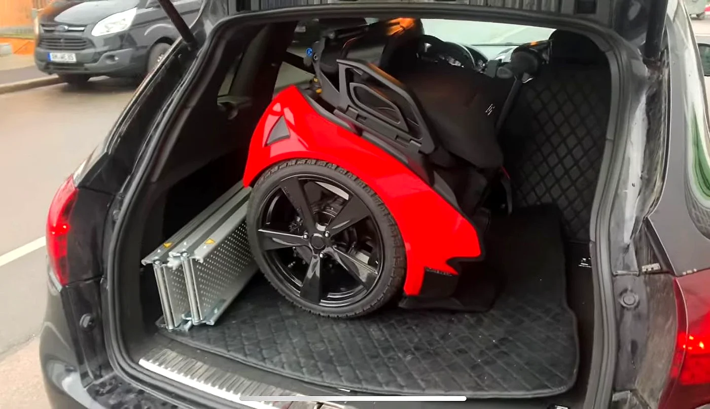 Genny Zero verladen im Kofferraum eines Porsche Cayenne mit Auffahrrampe