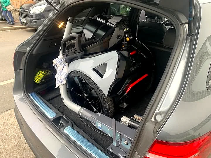 Genny Zero im Kofferraum verstaut und für den Transport gesichert
