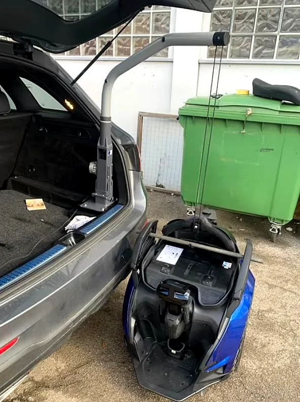 Genny Zero hängt am Kranarm und wird in den Kofferraum gehoben
