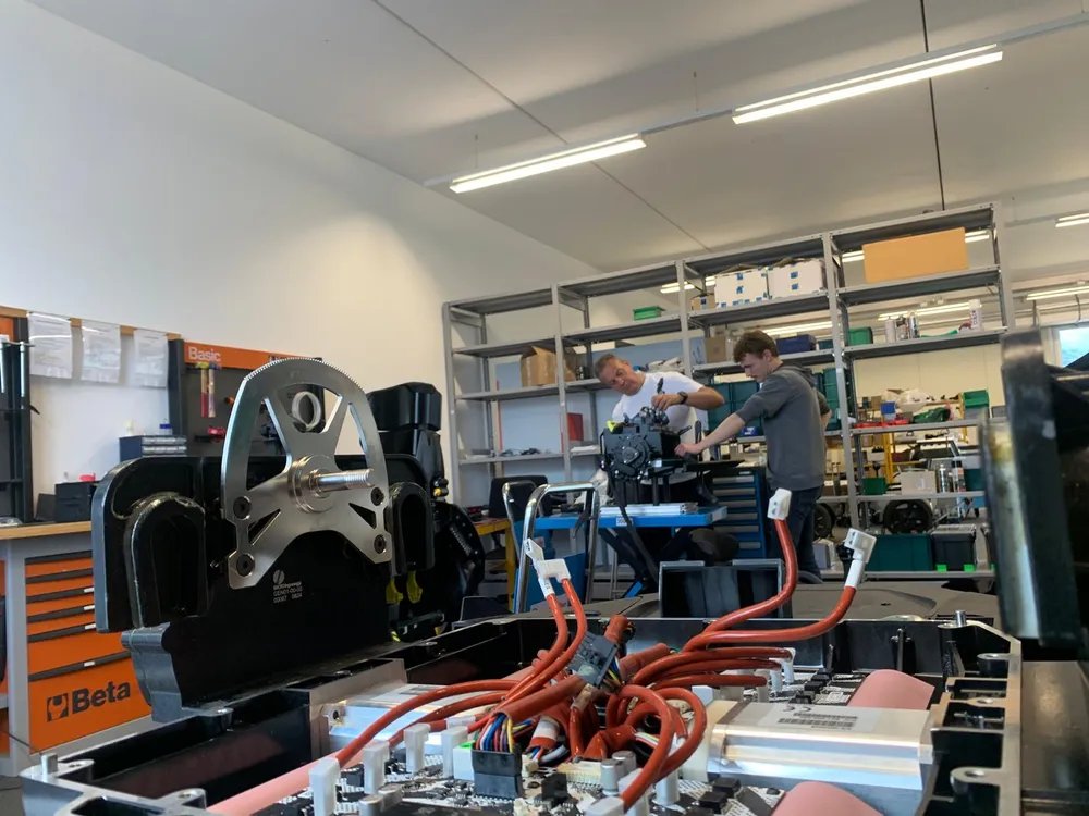 PT-Pro-Werkstatt: Geöffnetes Antriebsmodul mit Motor und Akkupack während der Diagnose