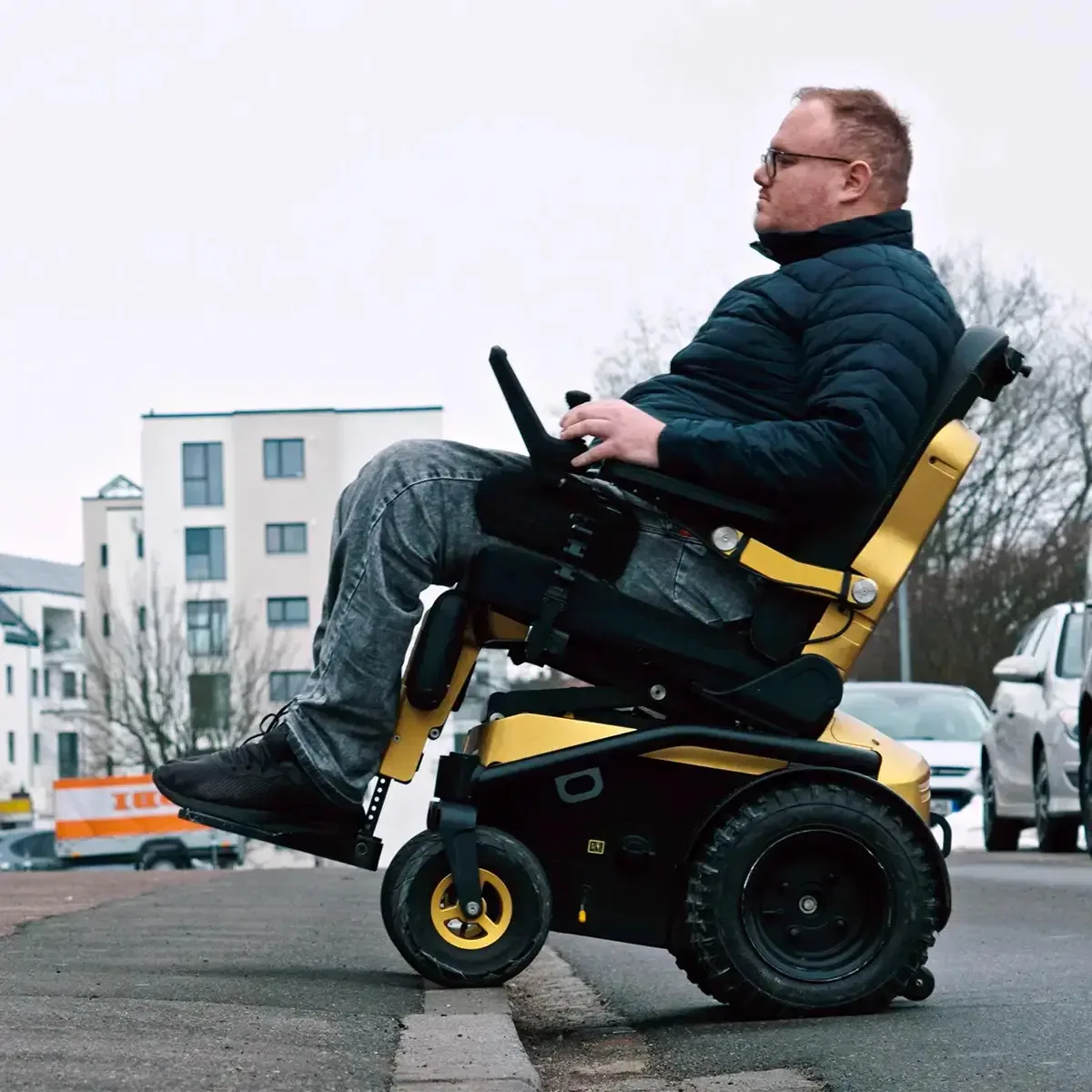 Freedom One Life Series 5 Elektrorollstuhl überwindet eine Bordsteinkante