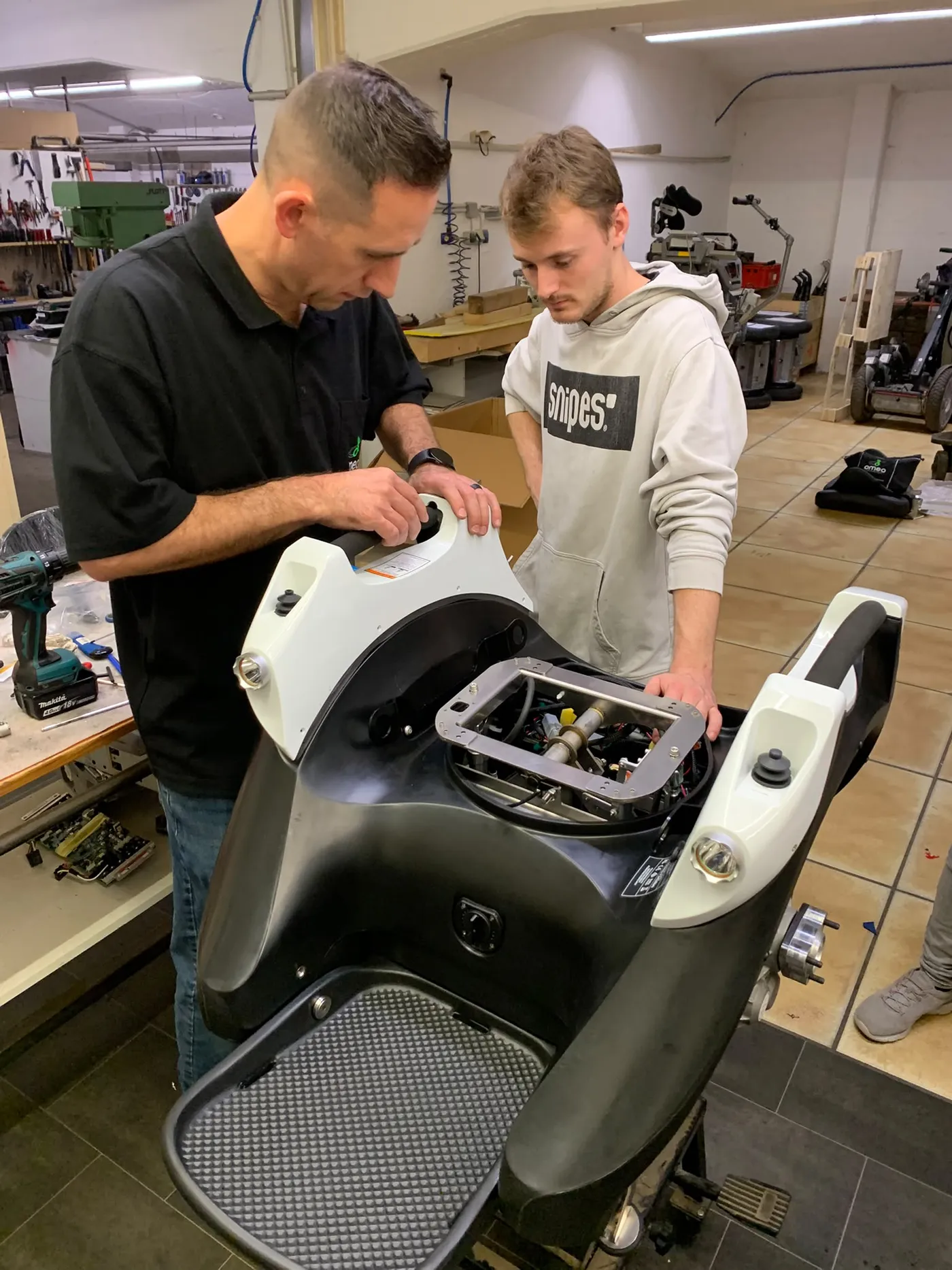 Omeo-Techniker und PT-Pro-Mitarbeiter montieren die Offroad-Konfiguration des Omeo mit breiterer Bereifung