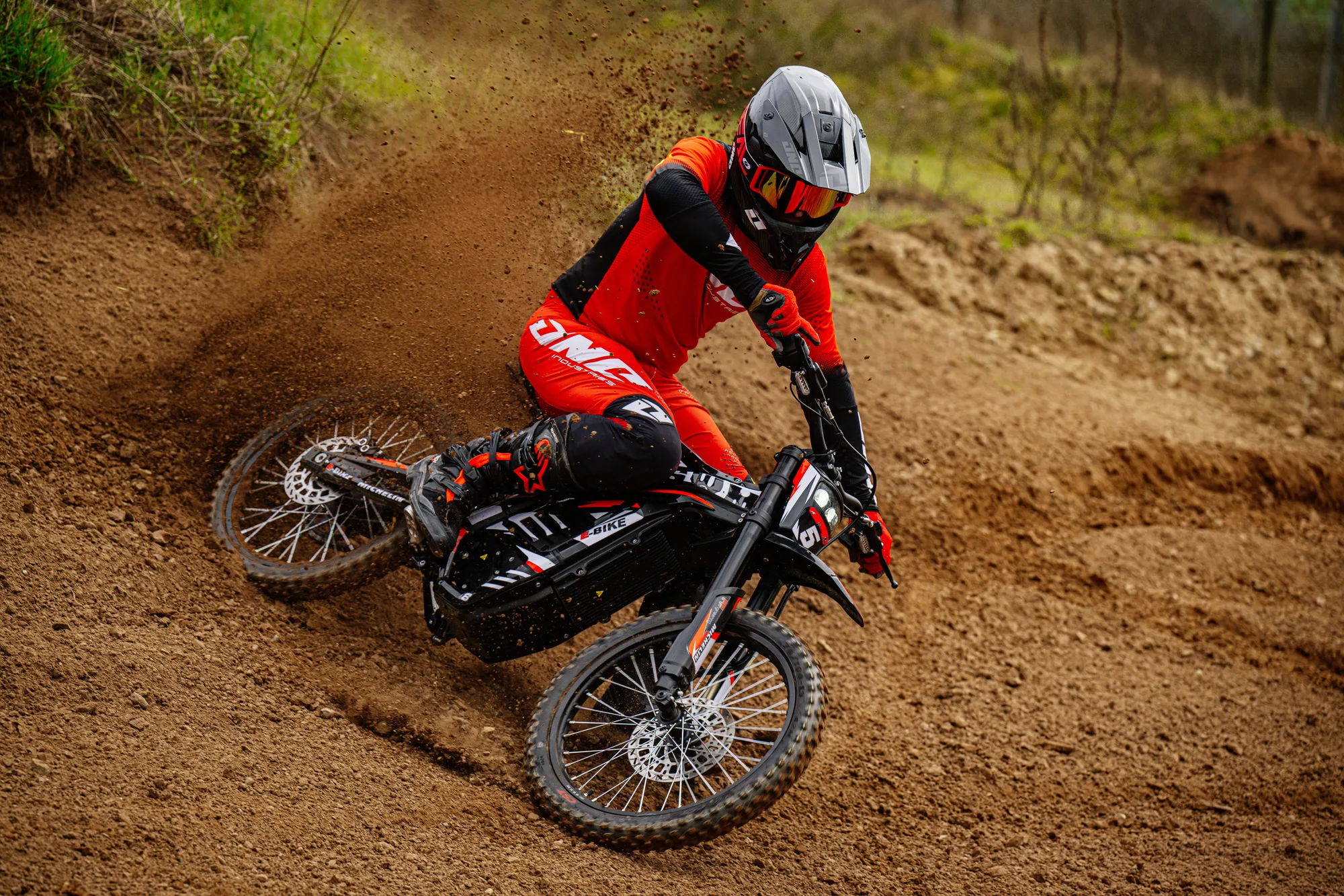 SWM Binsen X2 in voller Schräglage in einer Kurve